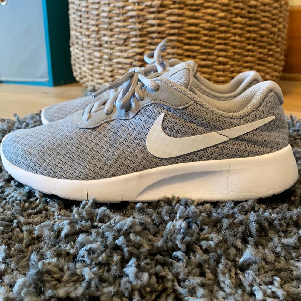 LIKE NEW!!! Nike Tajun (Size 5.5Y or 7W)